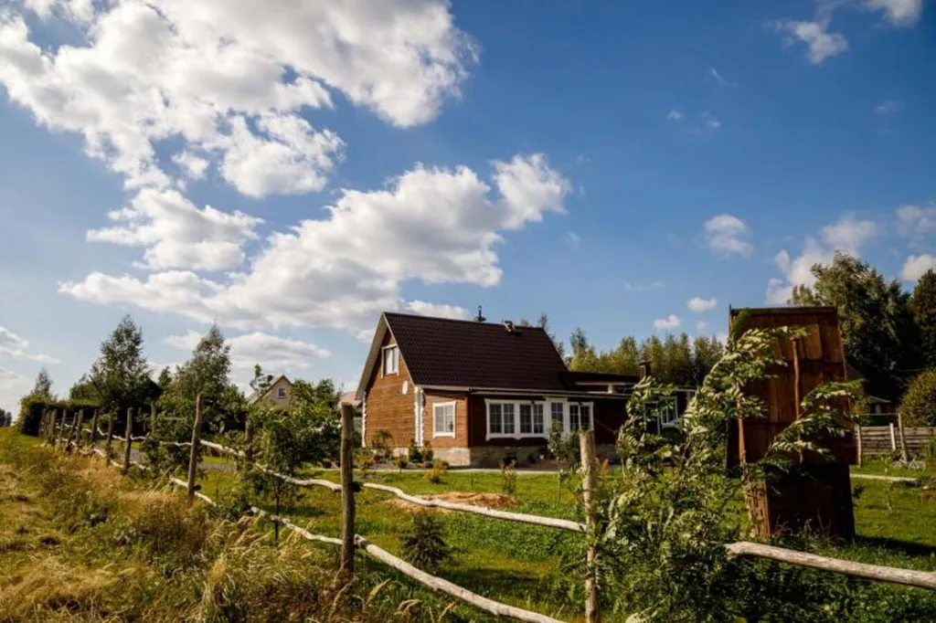 Милый домик в деревне, с видом на озеро