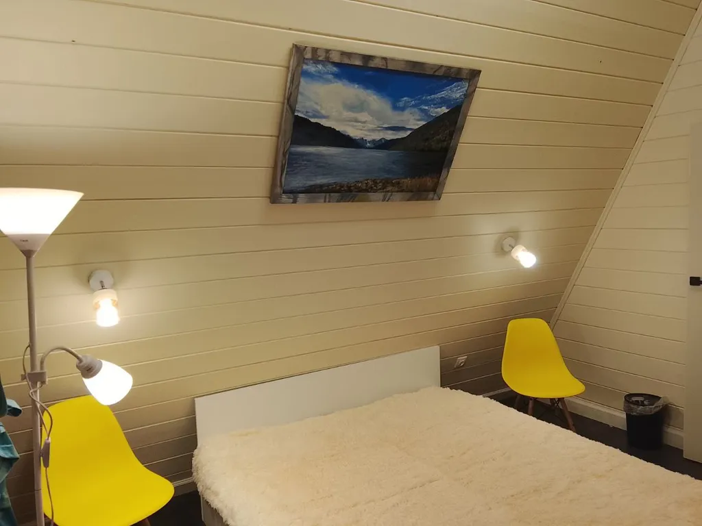 Большой дом А-Фрейм среди молодого елового леса