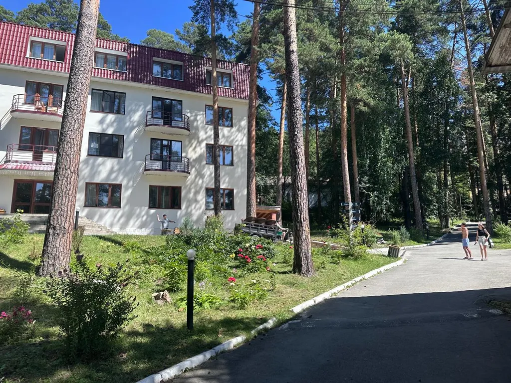 Уютный номер на озере Еловое