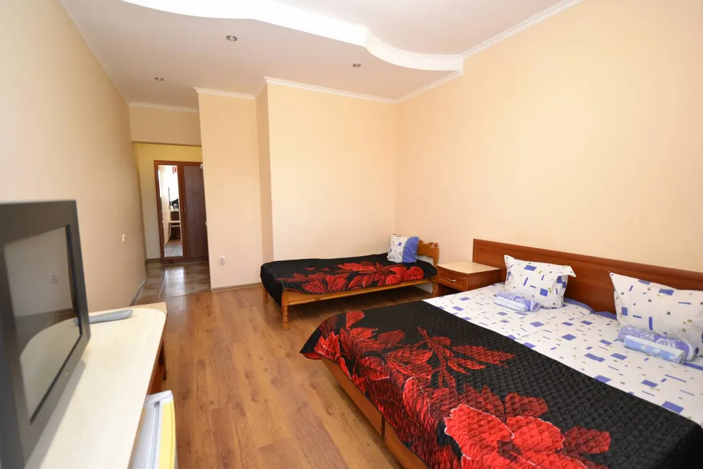 Квартира Квартира Трехместный номер в гостевом доме "Легенда" с бассейном. — Анапа