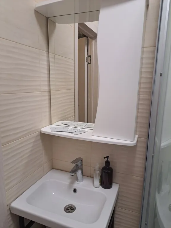 Современная студия в тихом районе, рядом с бассейном и  парковкой