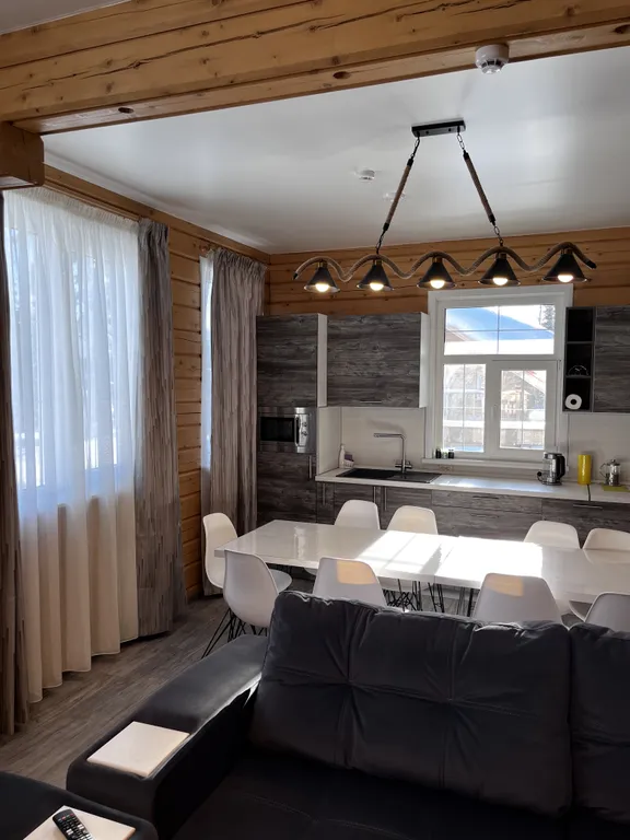 Усадьба в лесу с видом на горы