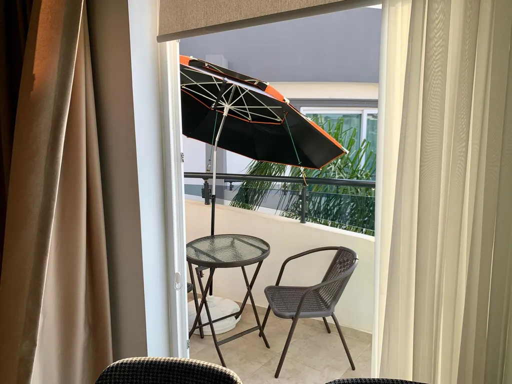 Современный апартамент с балконом и террасой с видом на море и горы