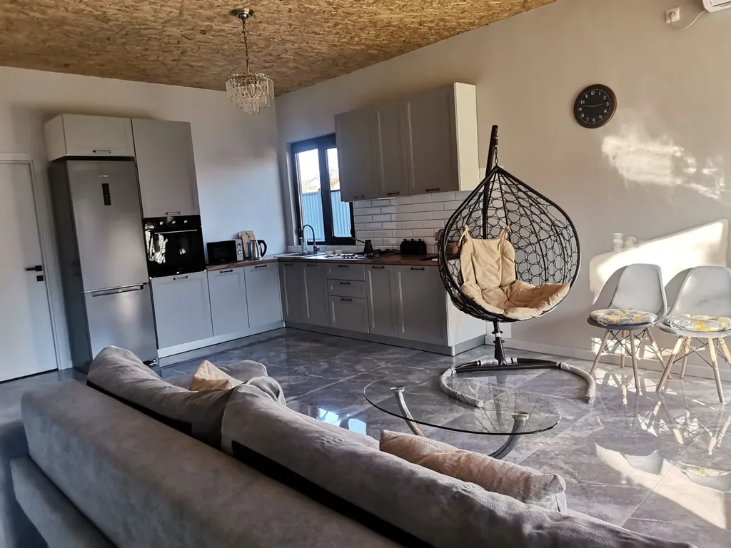 Дом под ключ с зелёной лужайкой и плодовыми насаждениями