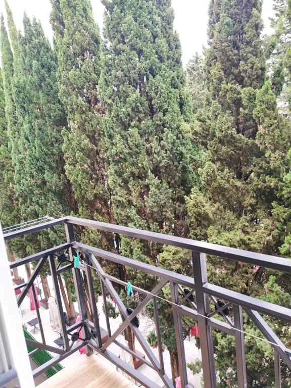 Уютная студия с балконом в центре поселка