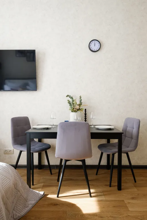 Транспорт и кафе в двух минутах ходьбы