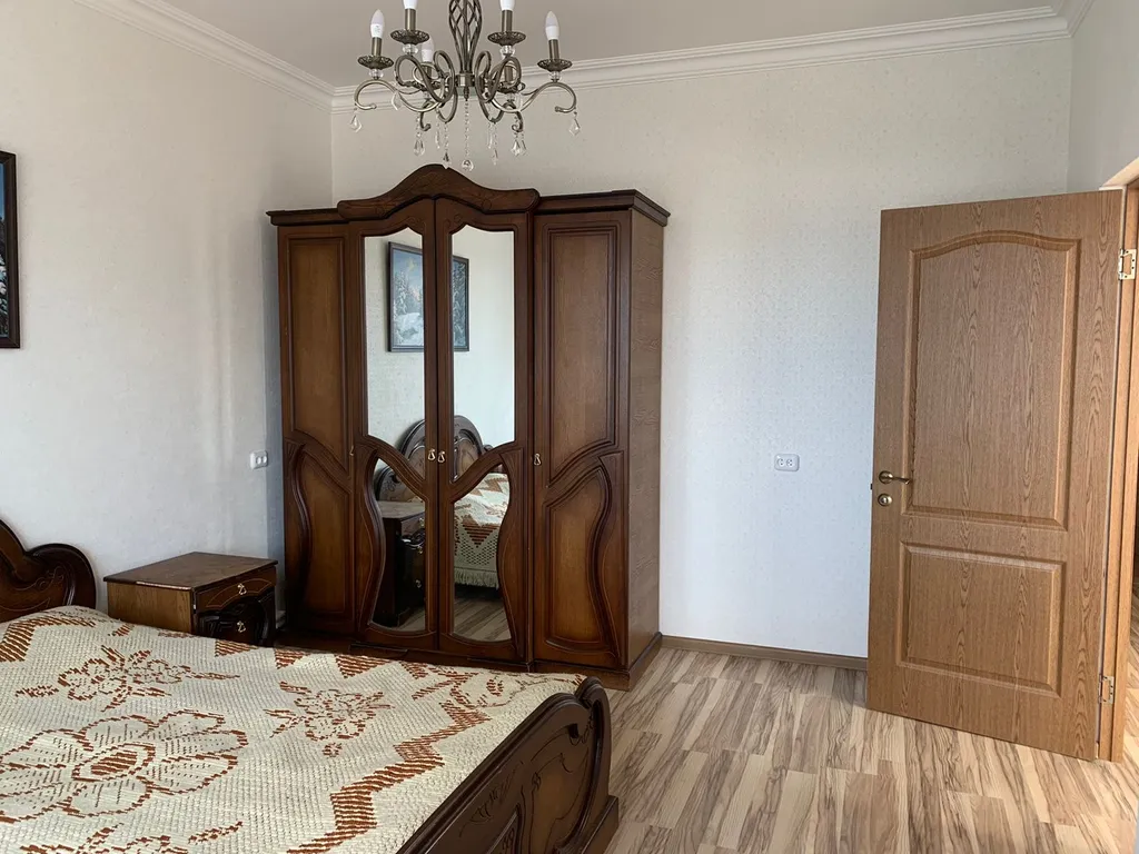 Двухэтажный дом с бассейном, верандой и видом на горы