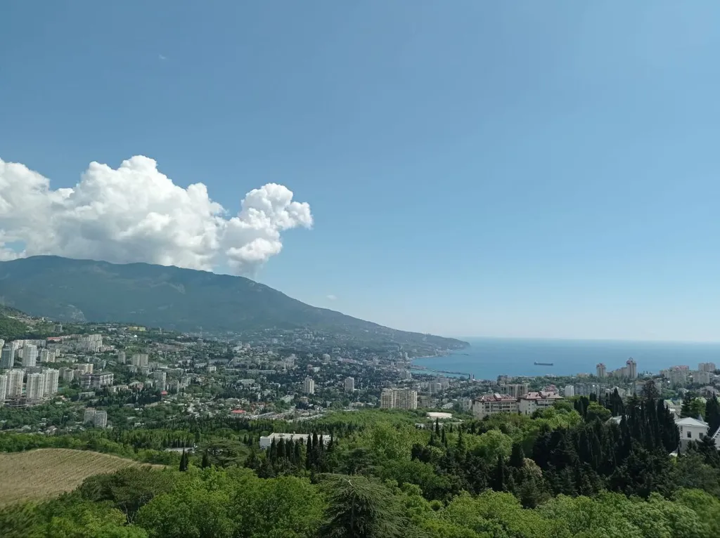 Двухкомнатная квартира с панорамным видом "Очарование Ялты"