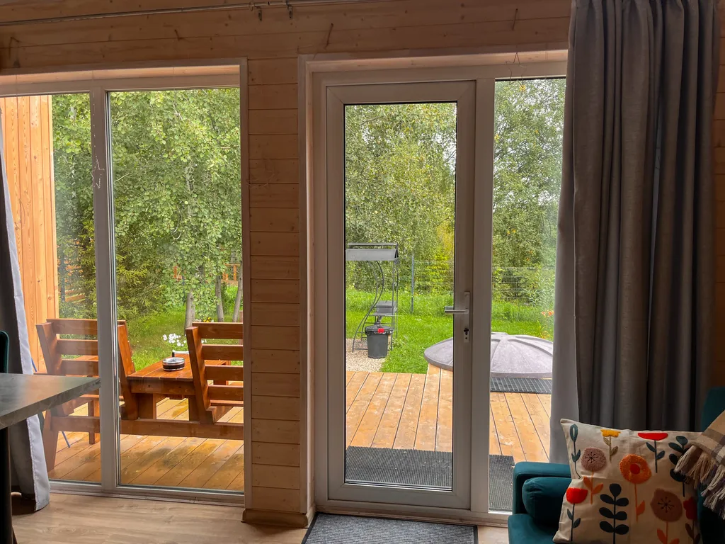 Дом на берегу реки с горячей купелью