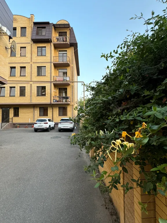 Закрытая территория парковка возле театральной площади и входа в парк