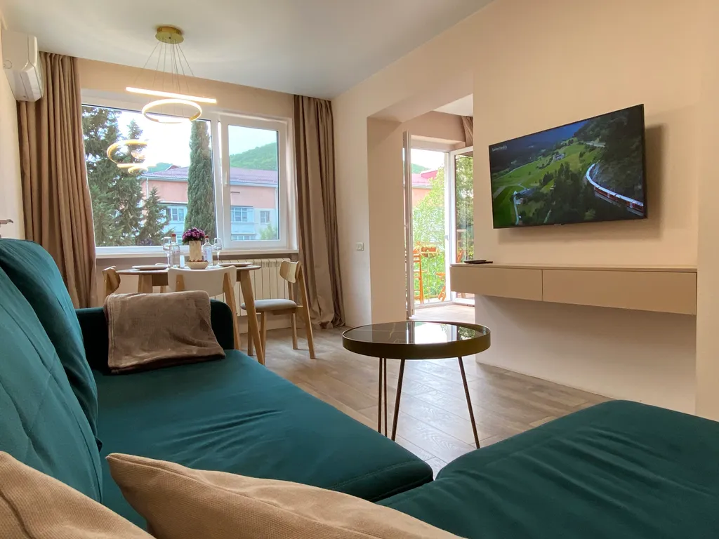 Дизайнерская 2-к квартира с французским балкончиком