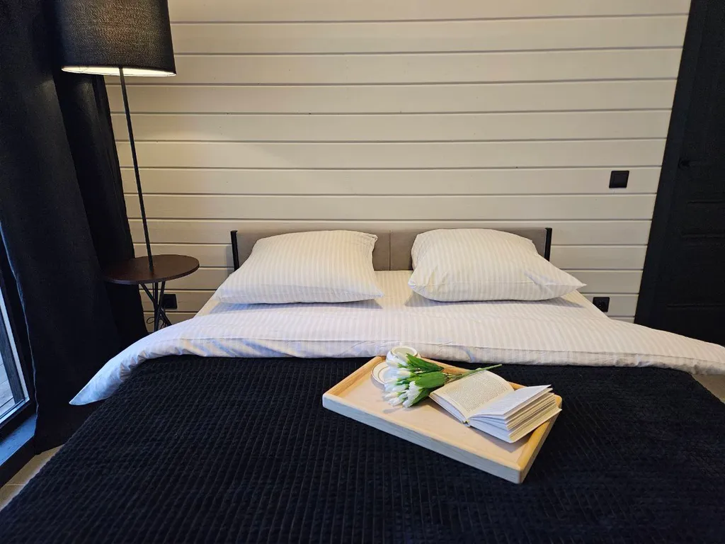 Дом с большой террасой, панорамными окнами, банным чаном и сауной