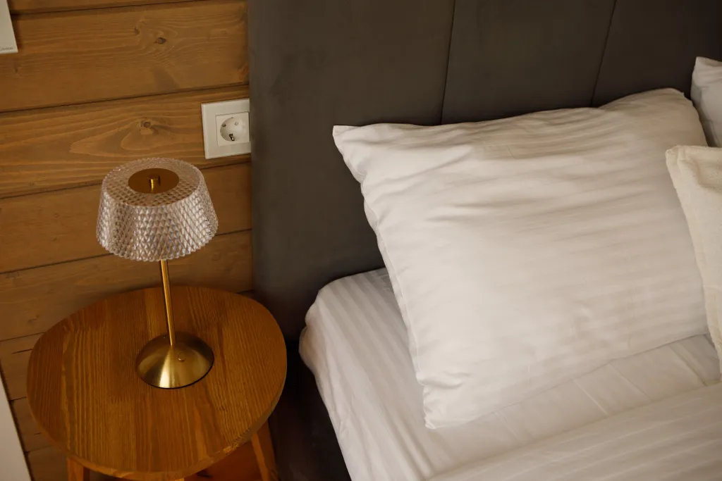 Дом с сауной и горячим чаном на участке с соснами