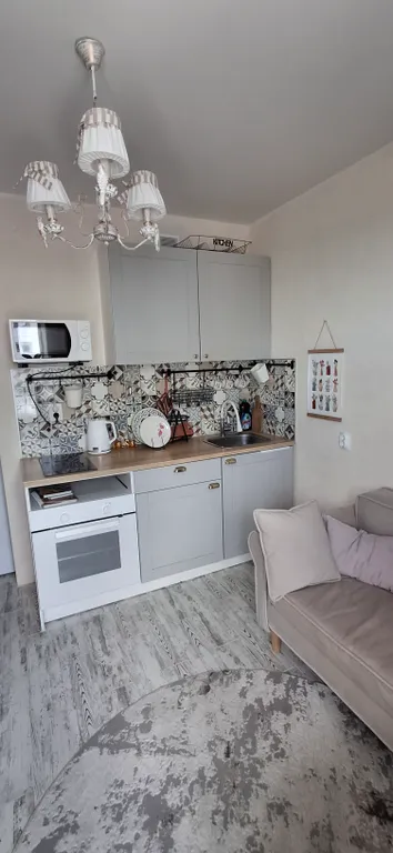 Квартира с подвесными креслами из ротанга на панорамной лоджии