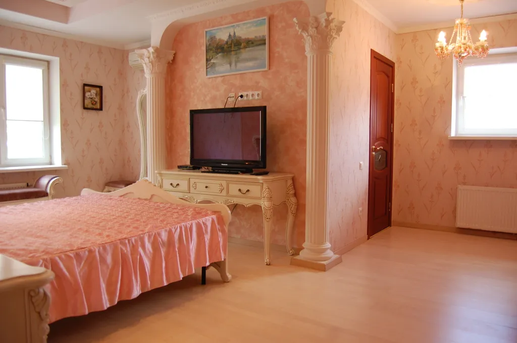 Дом с бассейном в Сенице