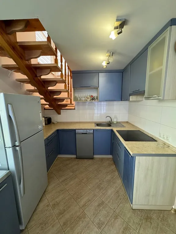 Белый коттедж на первой линии моря