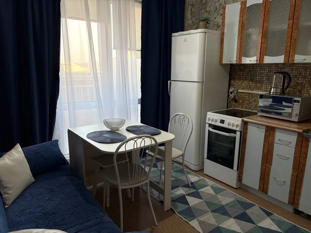 Квартира напротив Ледового дворца и областной больницы .