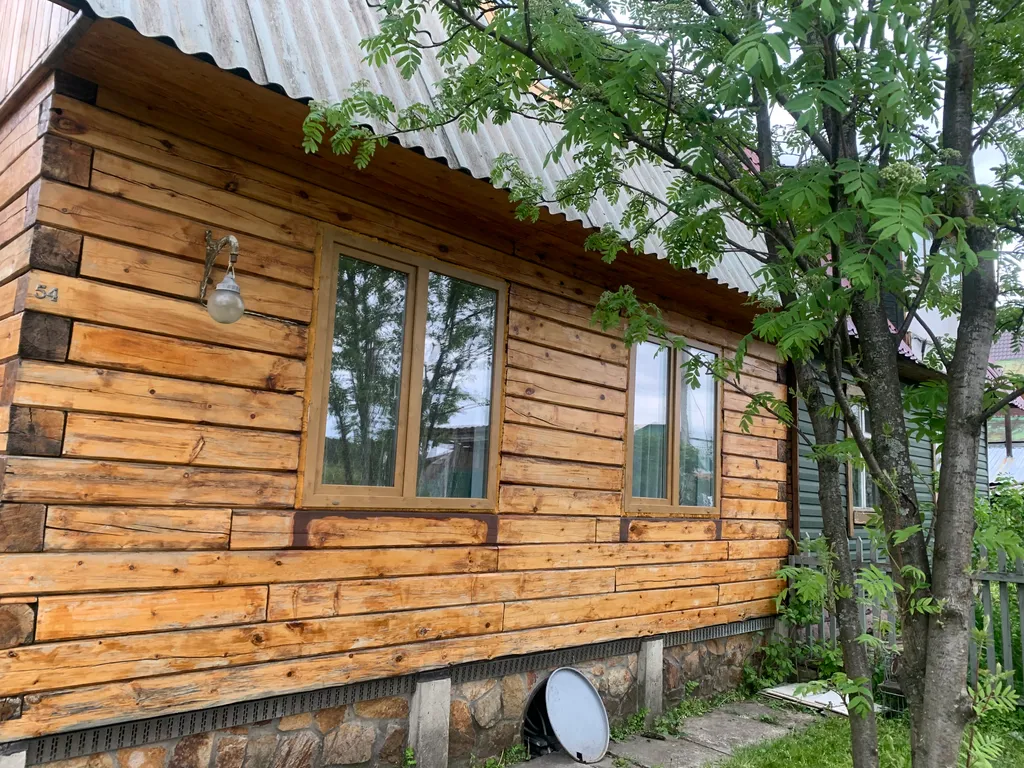 Живописный дом на природе недалеко от города