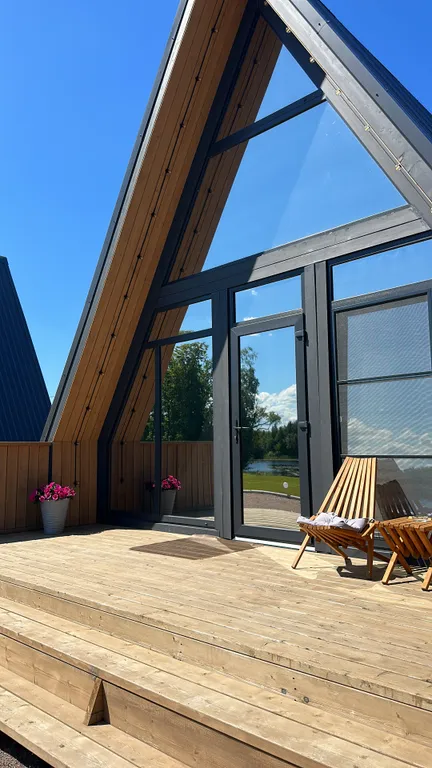 Уютный домик на берегу озера