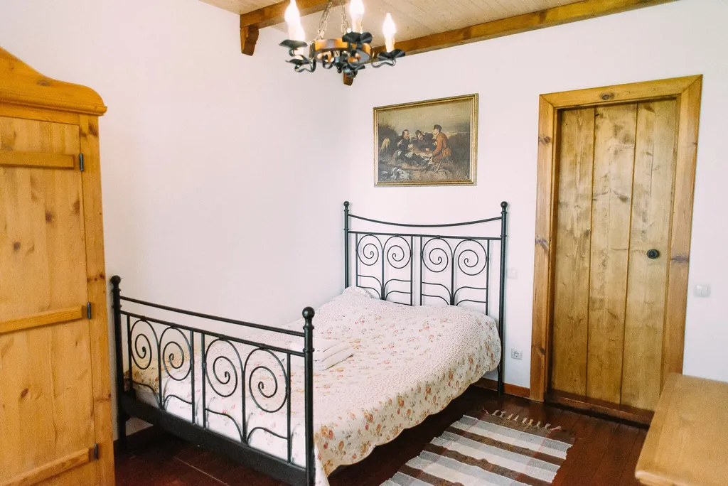 Уютный просторный номер в гостинице в сосновом лесу и на берегу озера