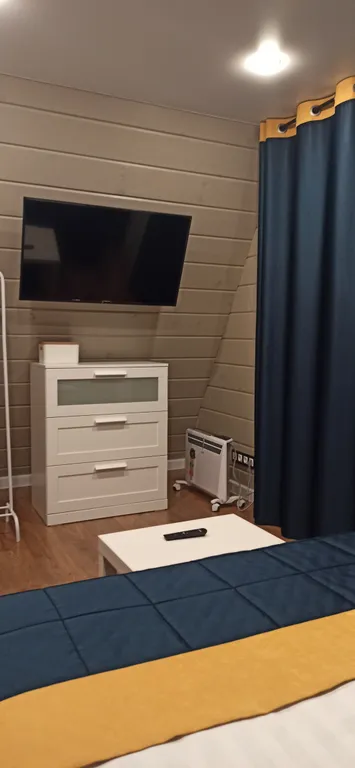 Уютный треугольный домик в лесу