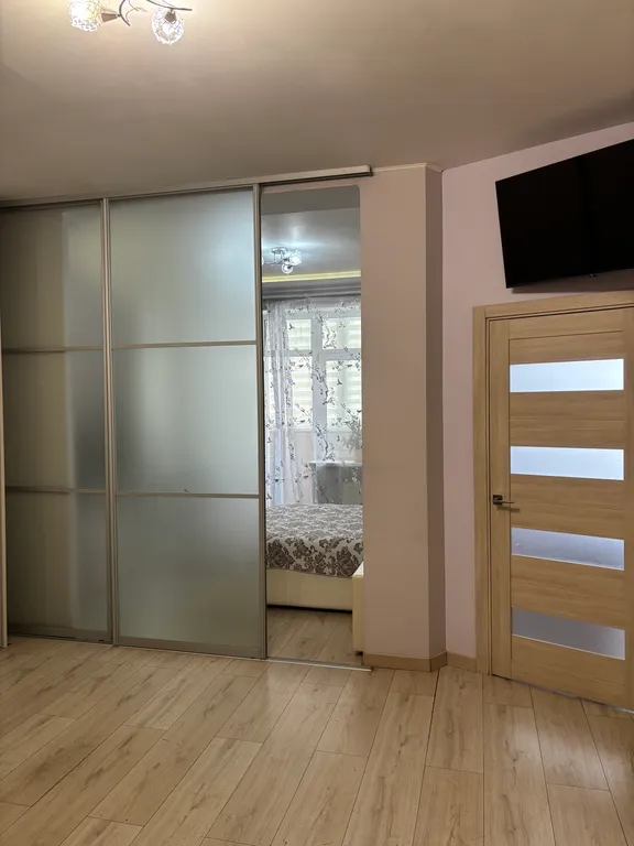 Уютная, чистая квартира в удобном районе, имеется водонагреватель.