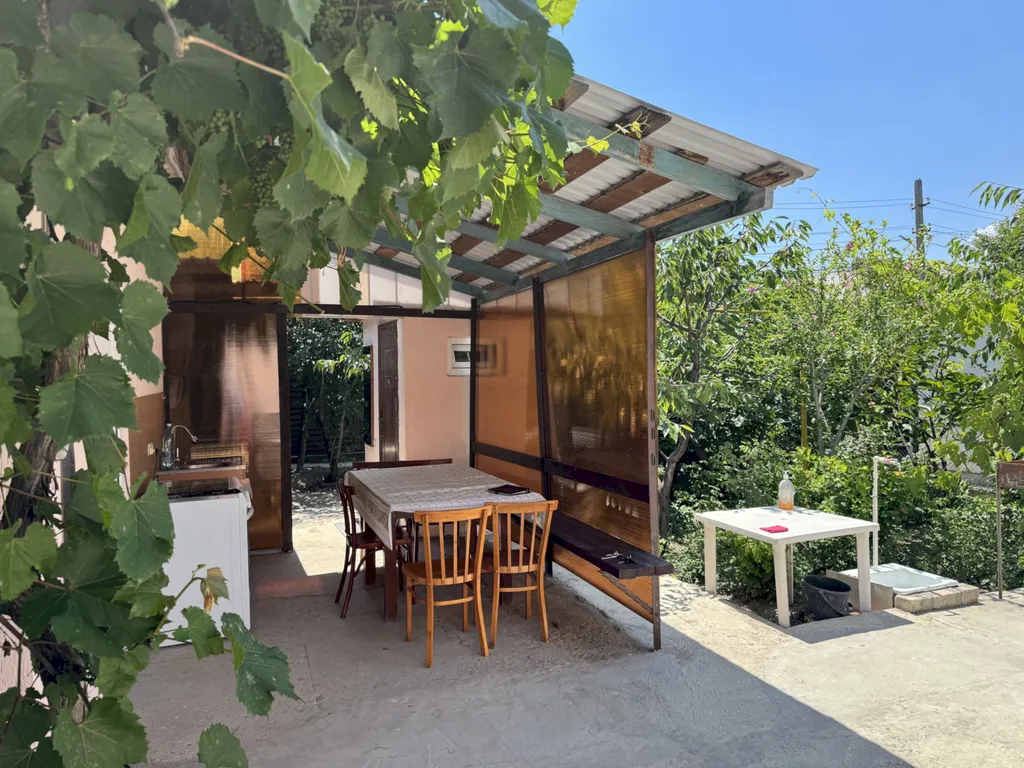 Четырёхкомнатный дом с двориком и мангалом – центр