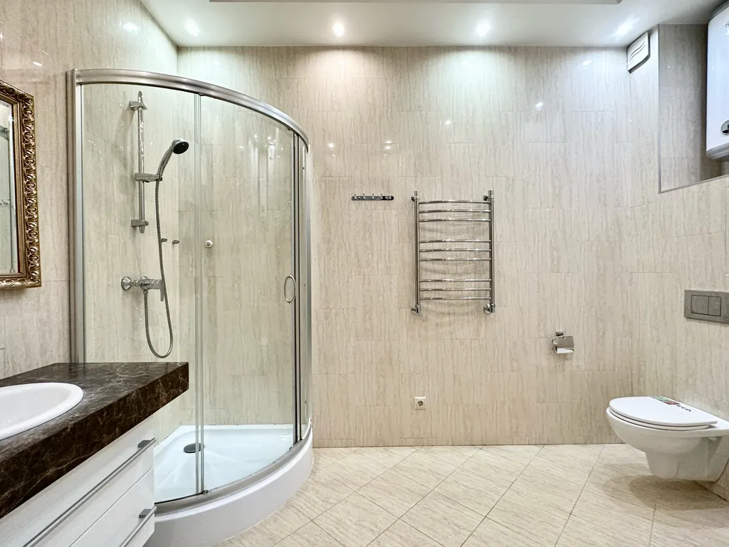 Стильная квартира с балконом и двумя санузлами