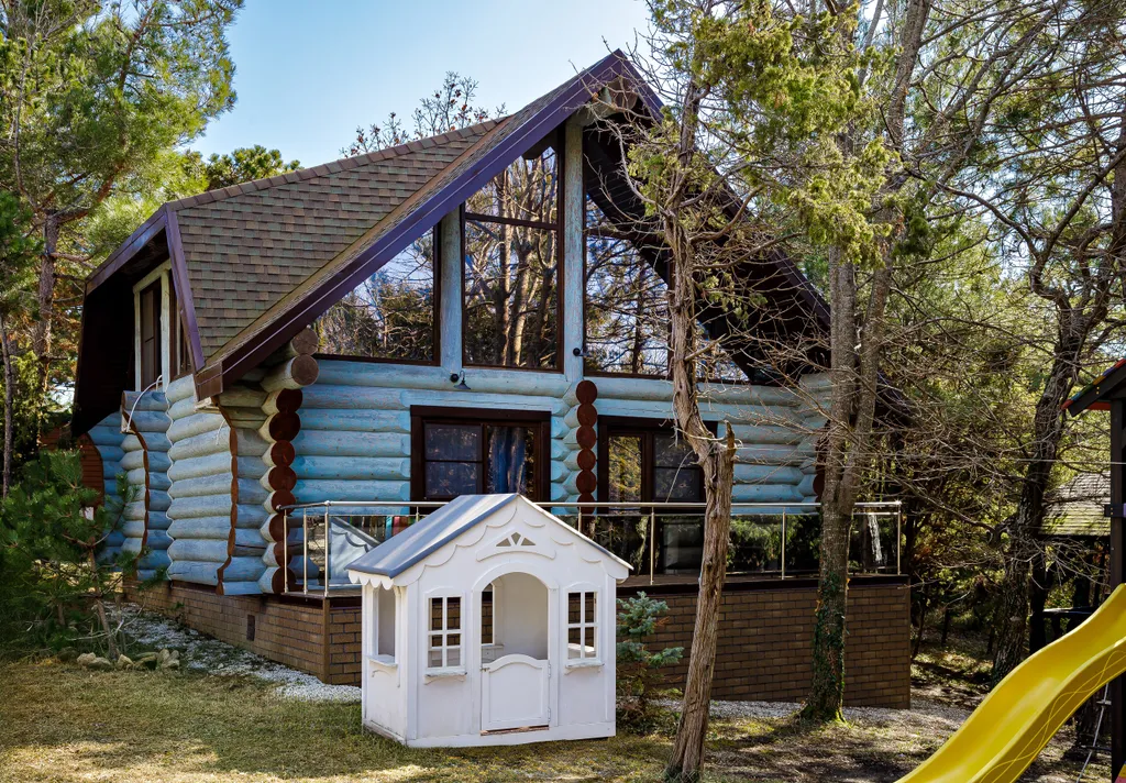 Эко-коттедж в русском стиле с панорамными окнами и террасой в лес