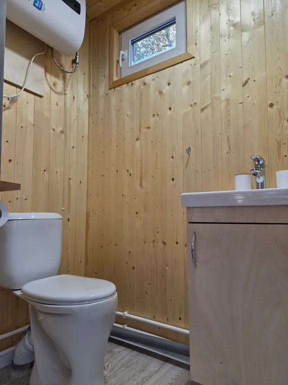 Тёплый домик в лесу с видом на горы