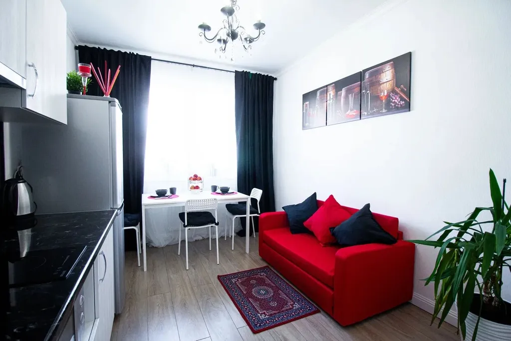 Шикарная дизайнерская квартира с кованой кроватью и камином