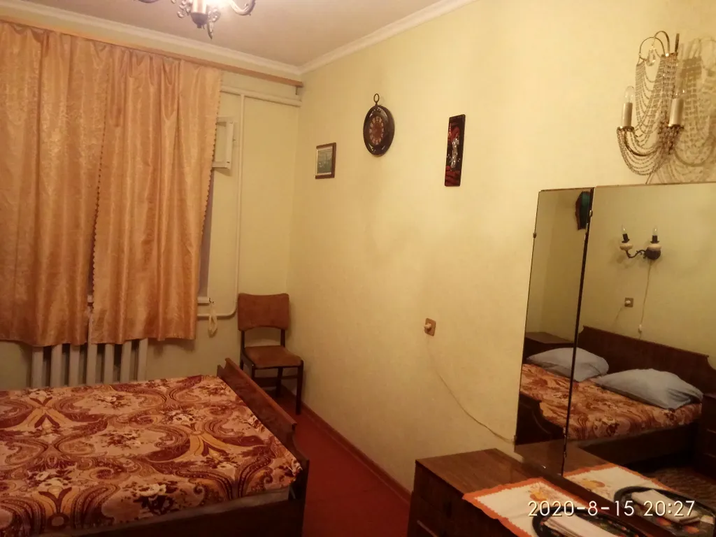 Светлая комната с видом на осенний сад