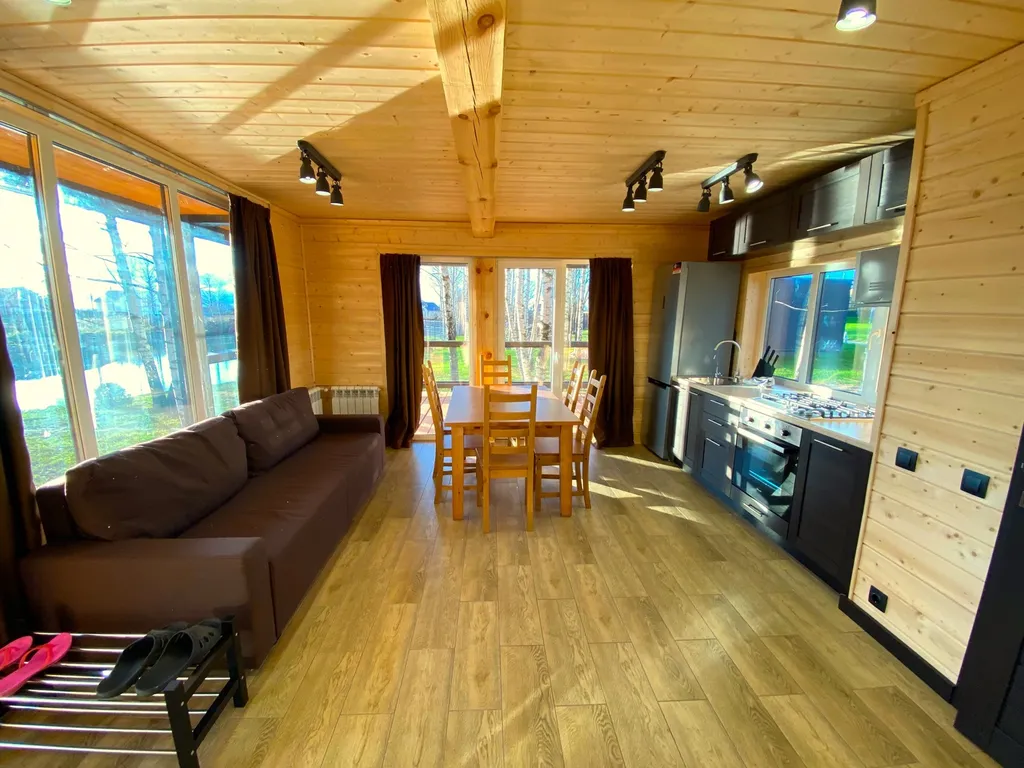 Дом Благодать у пруда с панорамными окнами