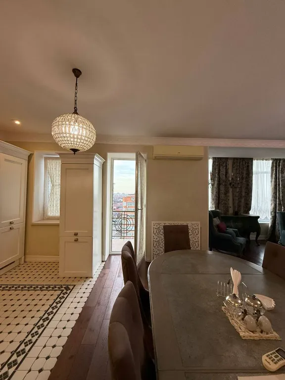 Квартира с видом на горы, город и храм Святого Георгия от Juls Apart