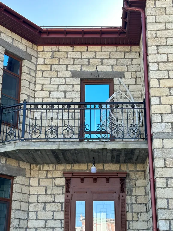 Большой красивый дом у моря