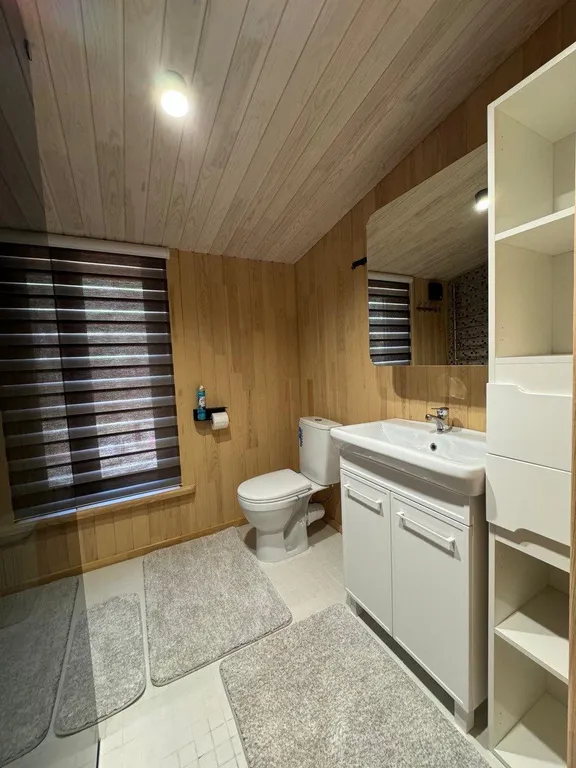 Уютный деревянный дом возле моря