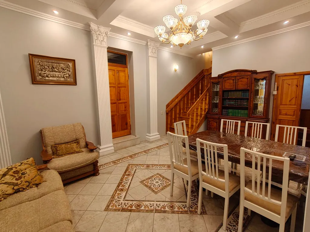 Частный дом с беседкой