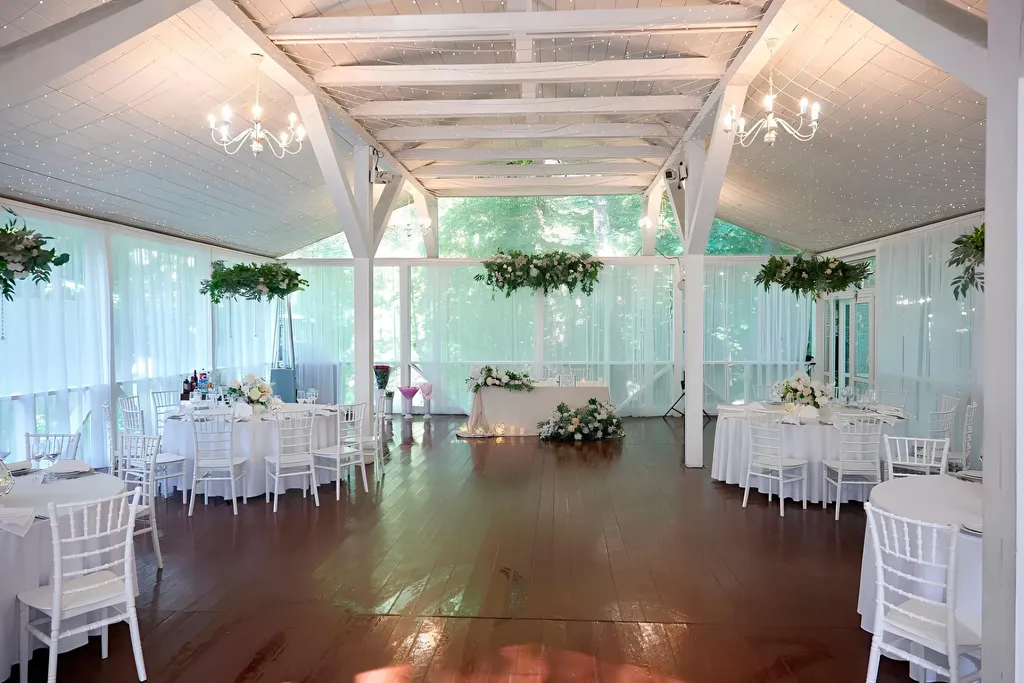 Белоснежная веранда и усадьба