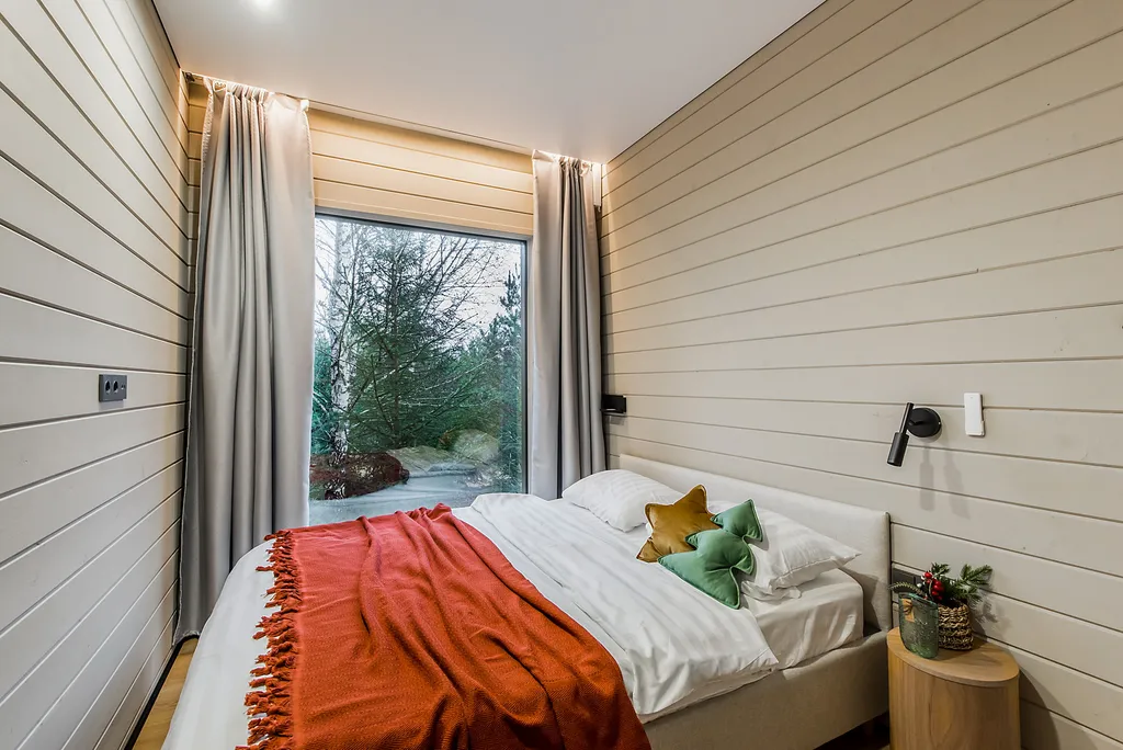 Уютный дом в окружении  леса