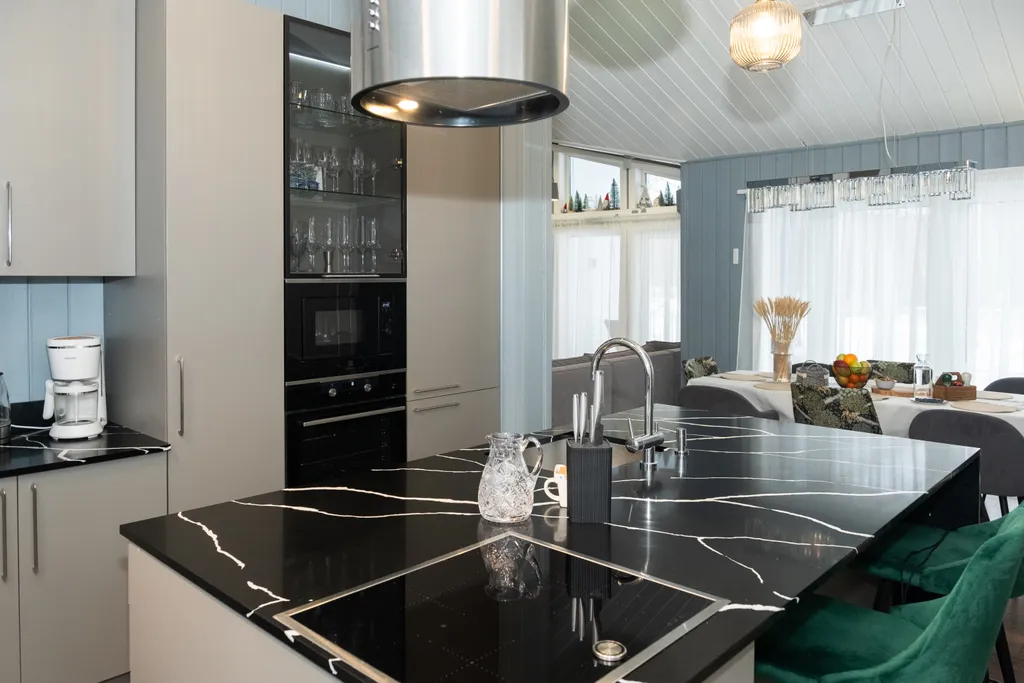 Дом на берегу лесного озера