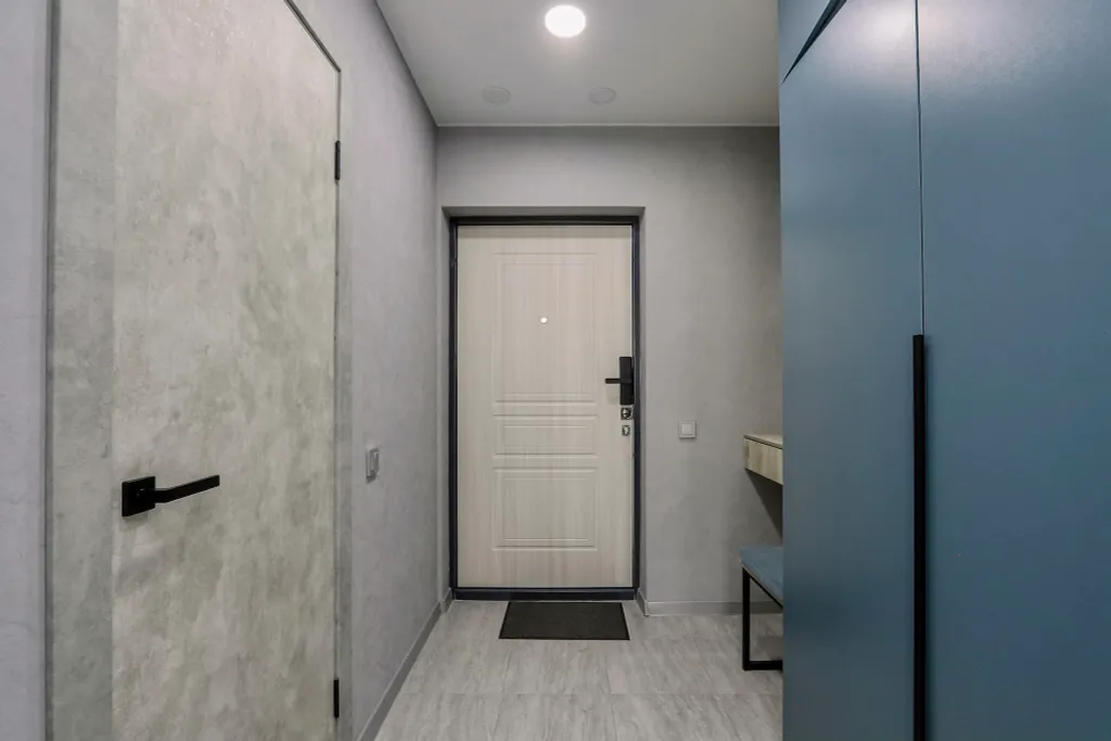 Очaровaтельнaя cтудия с уютными качелями на бaлконe