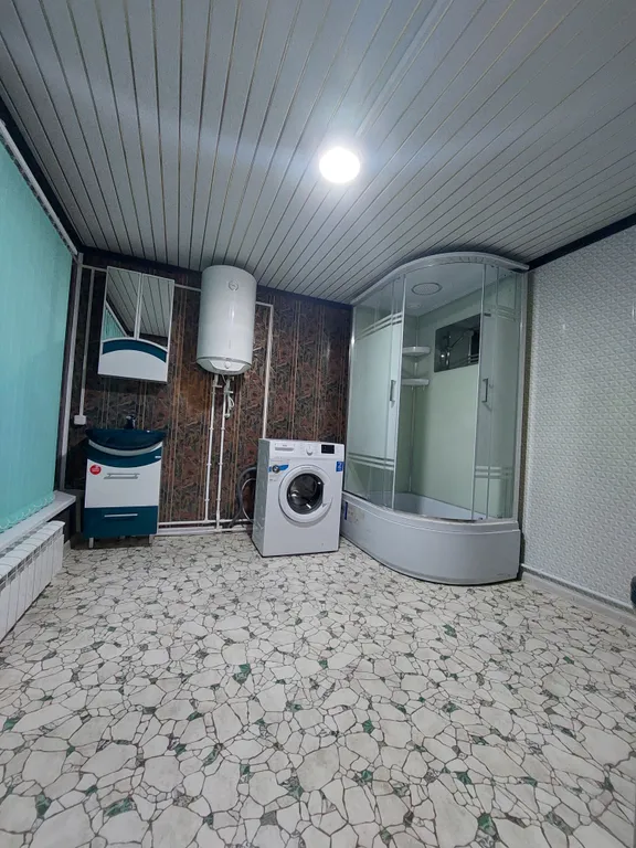 Деревенский дом в окружении леса на берегу озера