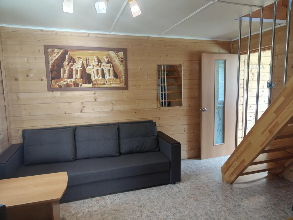 Дом на берегу с баней и лодкой