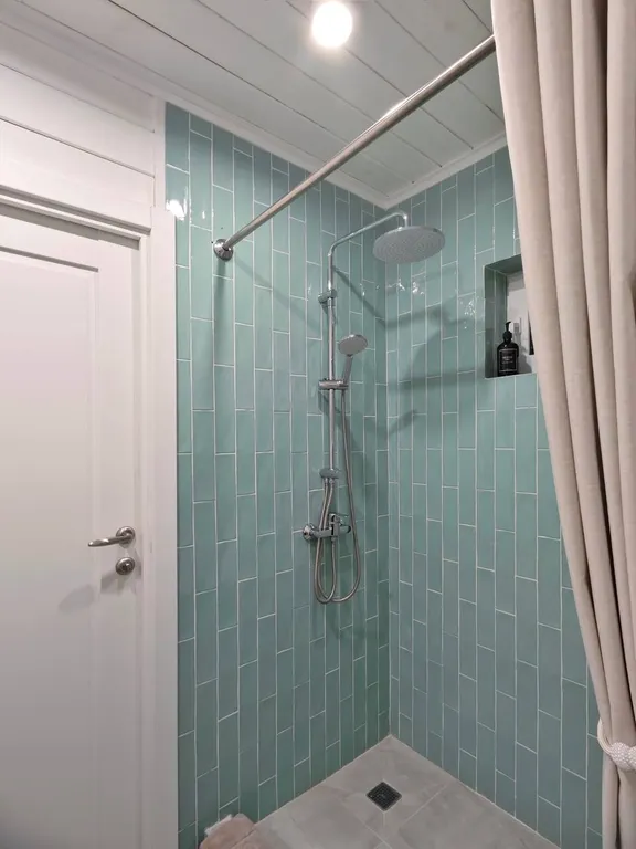 Стильный треугольный дом с видом на лес