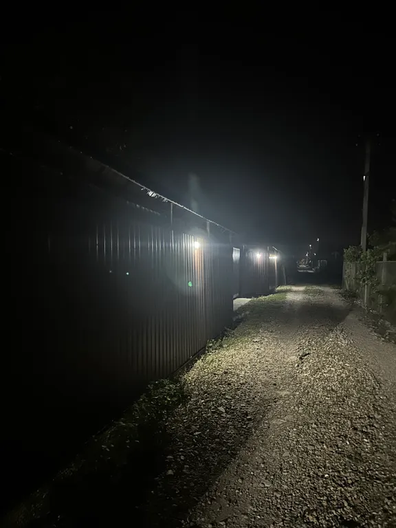 Уютный домик рядом с садом, хвойными деревьями, рядом с тц