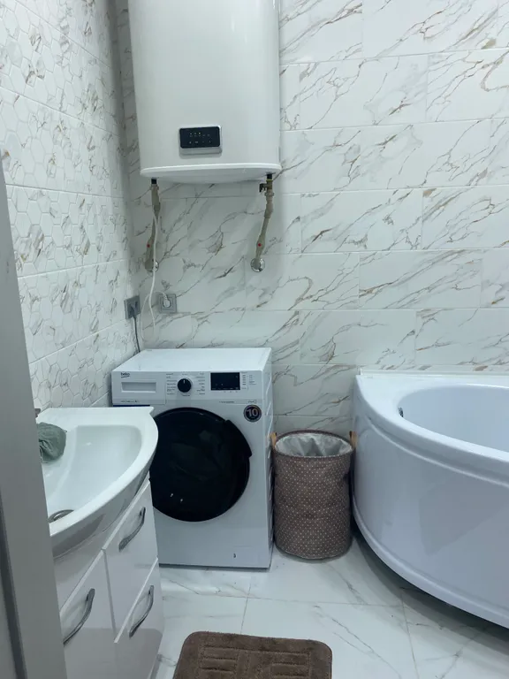 Квартира 3-комнатная квартира с новым ремонтом, в центре города — Гагра