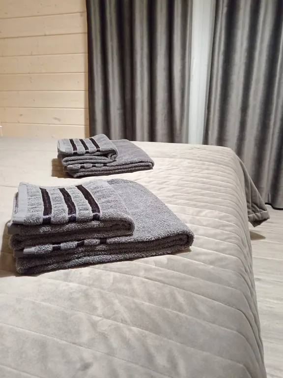 Коттедж Красивый дом у речки — Купанское