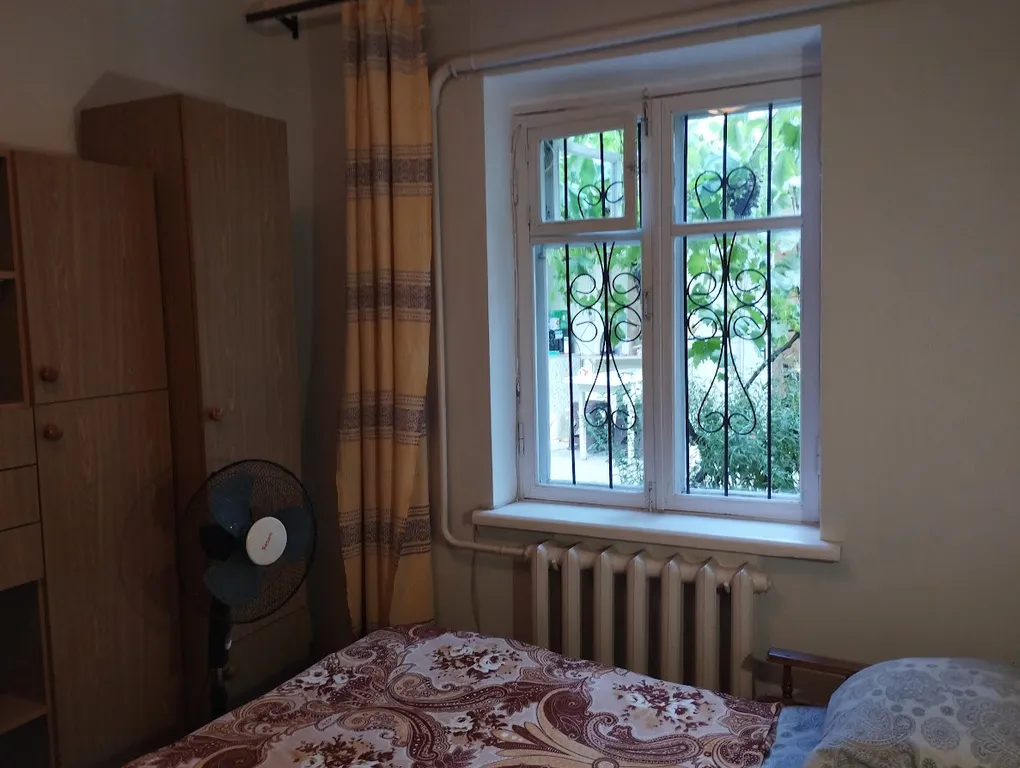 Комната с видом на осенний двор и сад