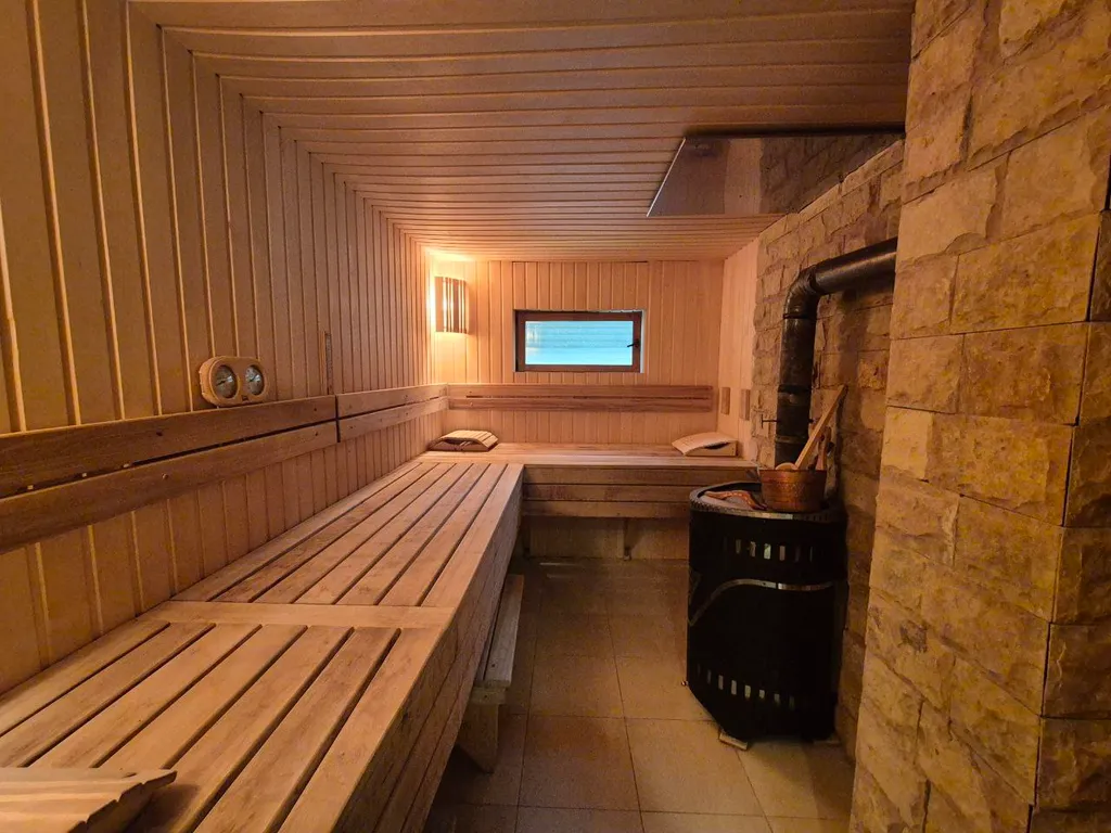 Двухэтажный загородный дом рядом с озером