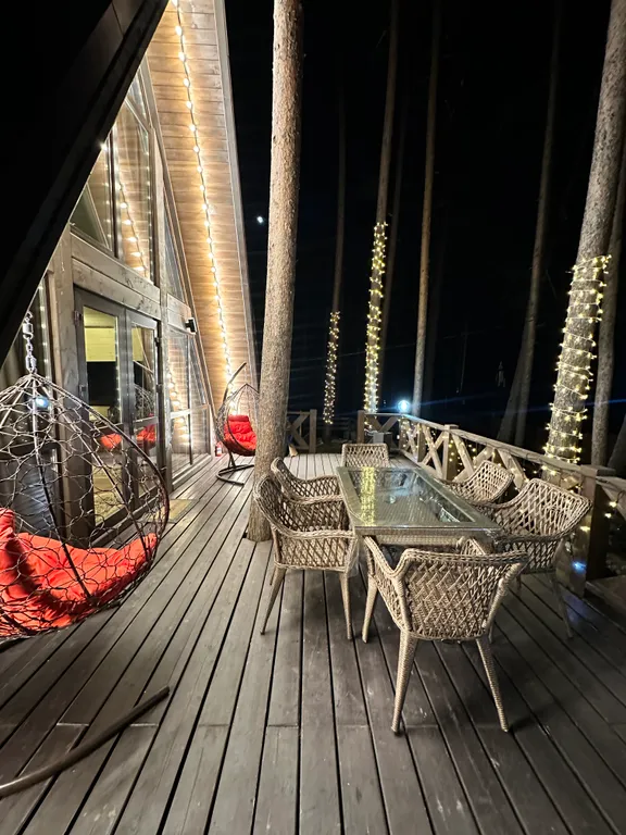 Сказочный дом в лесу с видом на горы